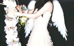 小孩把坤坤放入妈妈里面